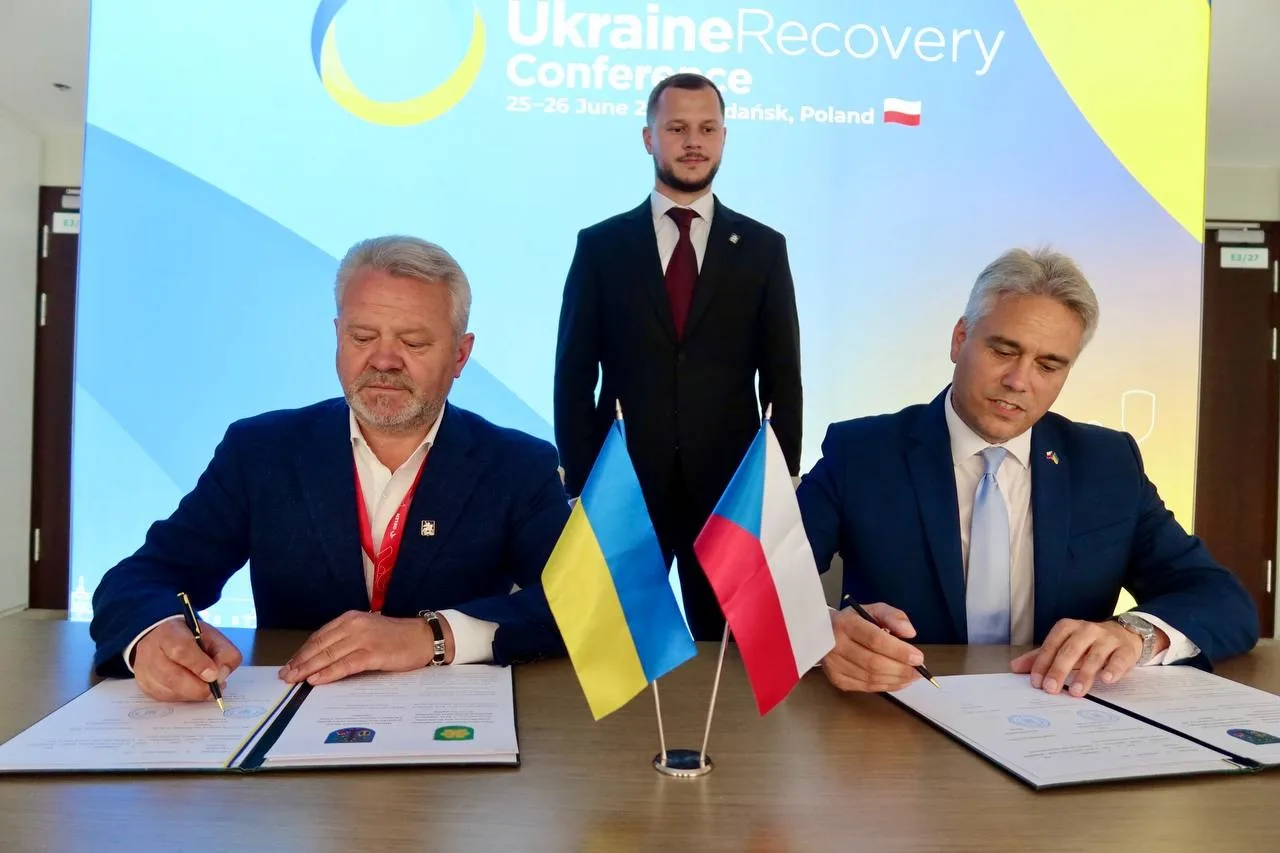 Буча підписала угоди про співпрацю під час Конференції з відновлення України в Гданську. Фото: Анатолій Федорук / Telegram