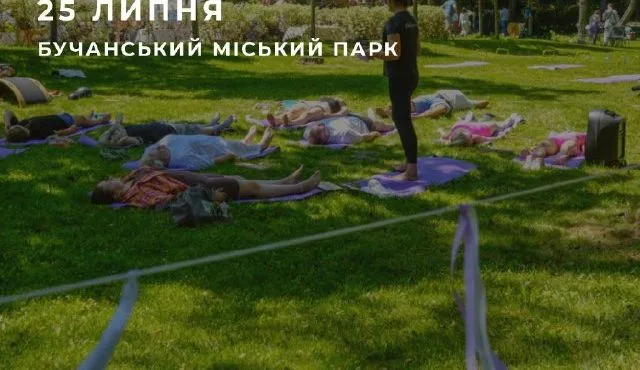 Учасники відкритих тренувань просто неба в Бучанському міському парку. Фото: Бучанська міська рада