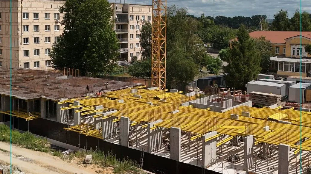 Будівництво житлового кварталу на вулиці Проскурівській у Гостомелі. Фото: Суспільне Київ