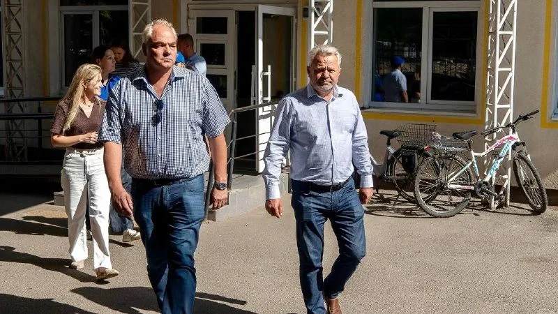Міський голова Бучі Анатолій Федорук (праворуч) і заступник голови Представництва МОМ в Україні Деян Кесерович під час обходу лікарні. Фото: Анатолій Федорук