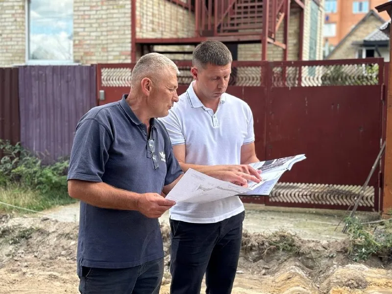 Oleksandr Pashchynskyi, First Deputy Mayor of Irpin (right), at the road construction site on Dovzhenka Street. Photo: Oleksandr Pashchynskyi