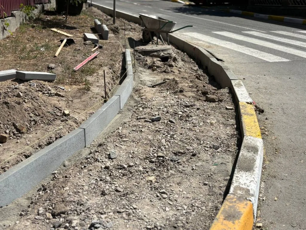The contractor is laying kerbstones and preparing the base for the new surface on Pavlenka Street. Photo: Irpin City Council