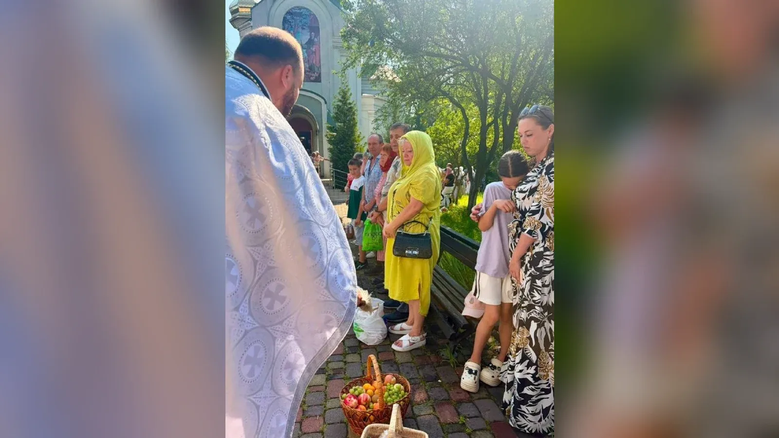 Освячення кошиків із яблуками