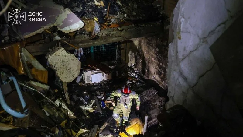Рятувальник серед завалів