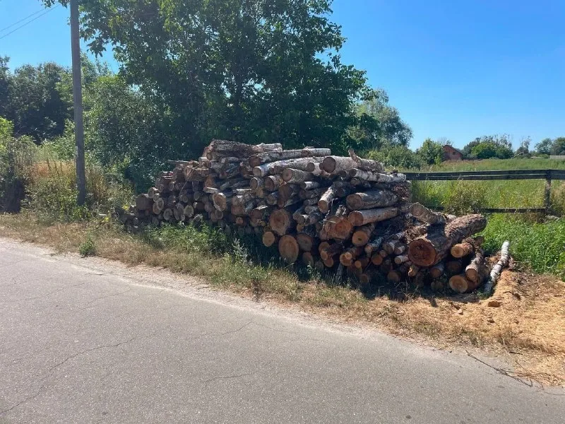A cluttered plot recorded by inspectors in the Bucha community. Photo: Bucha City Council
