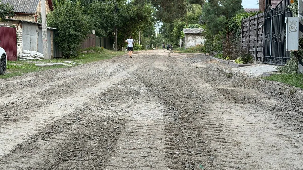 Грейдер на вулиці Сагайдачного в Ірпені. Фото: Ірпінська міська рада