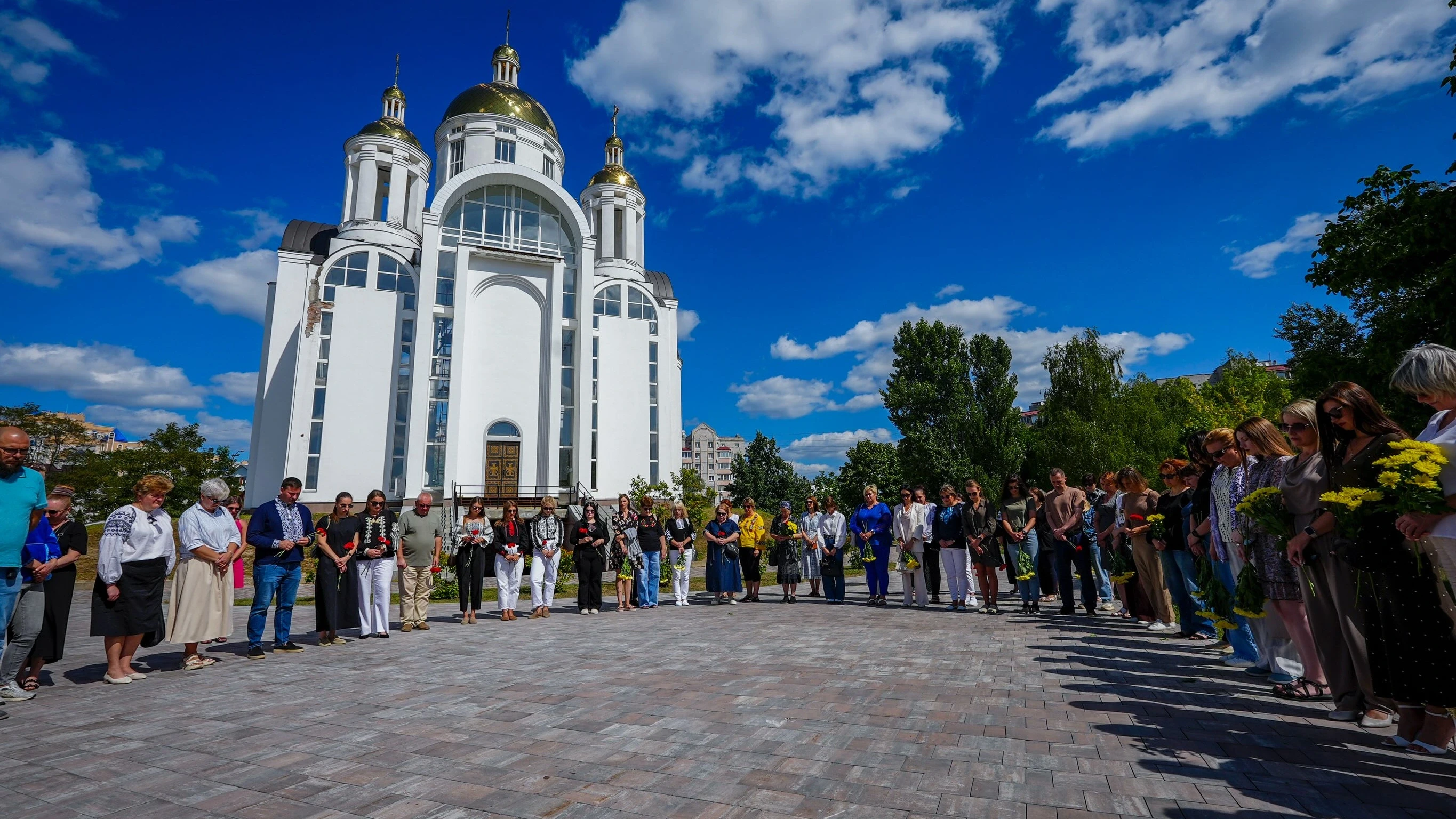 Памʼятний захід біля храму Святого Апостола Андрія Первозванного в Бучі. Фото: Бучанська міська рада
