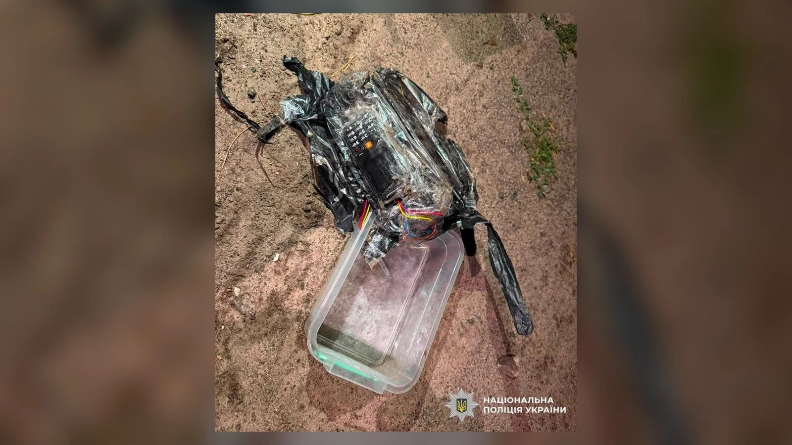 Вибуховий пристрій, прикріплений під днищем автомобіля. Фото: Нацполіція Київщини