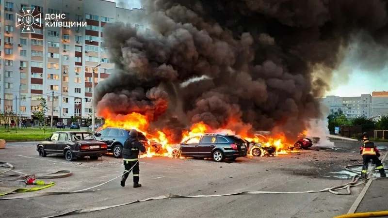 Cars on fire in the courtyard of an apartment block. Photo: State Emergency Service of Kyiv region