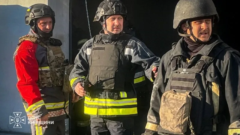 Rescuers extinguish cars set alight by the strike. Photo: State Emergency Service of Kyiv region