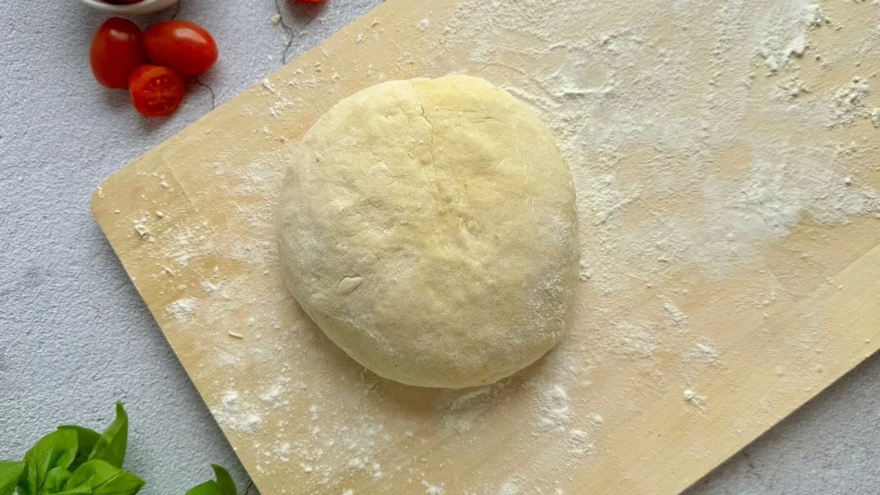 The dough is kneaded smooth and divided into six pieces. Photo: mojegotowanie.pl