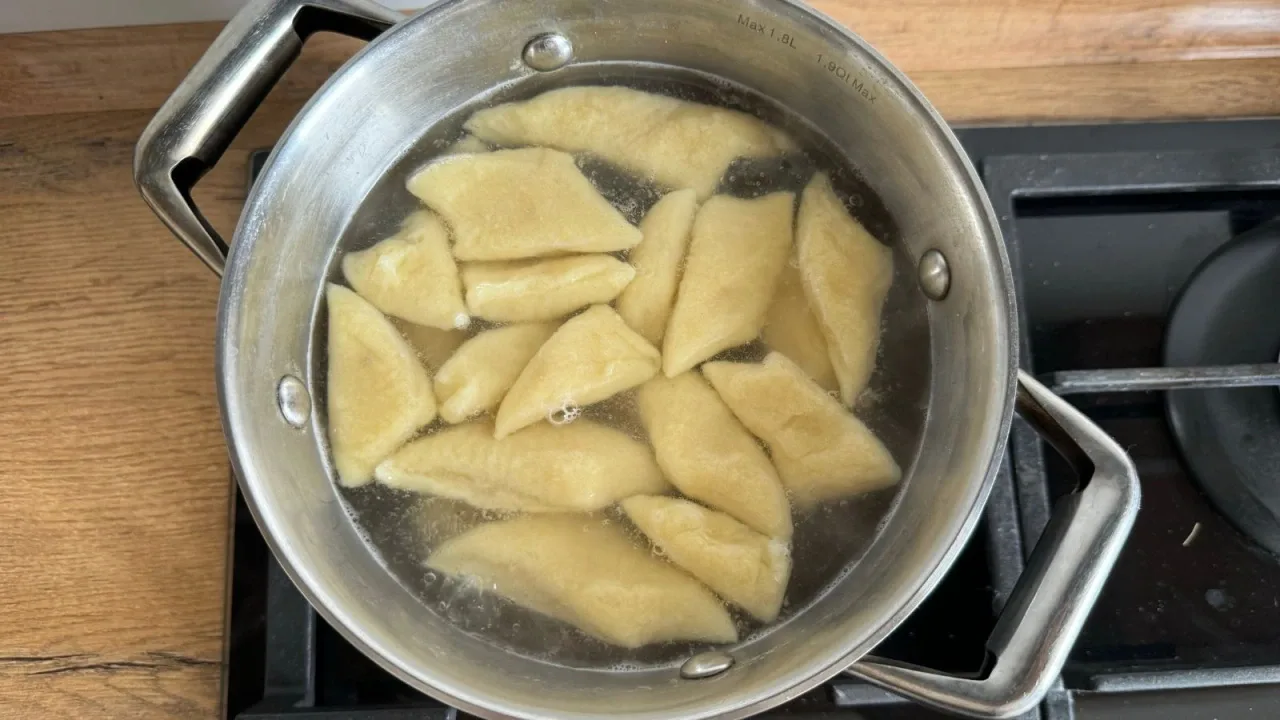 The dumplings are boiled in batches: once they float, three more minutes. Photo: mojegotowanie.pl
