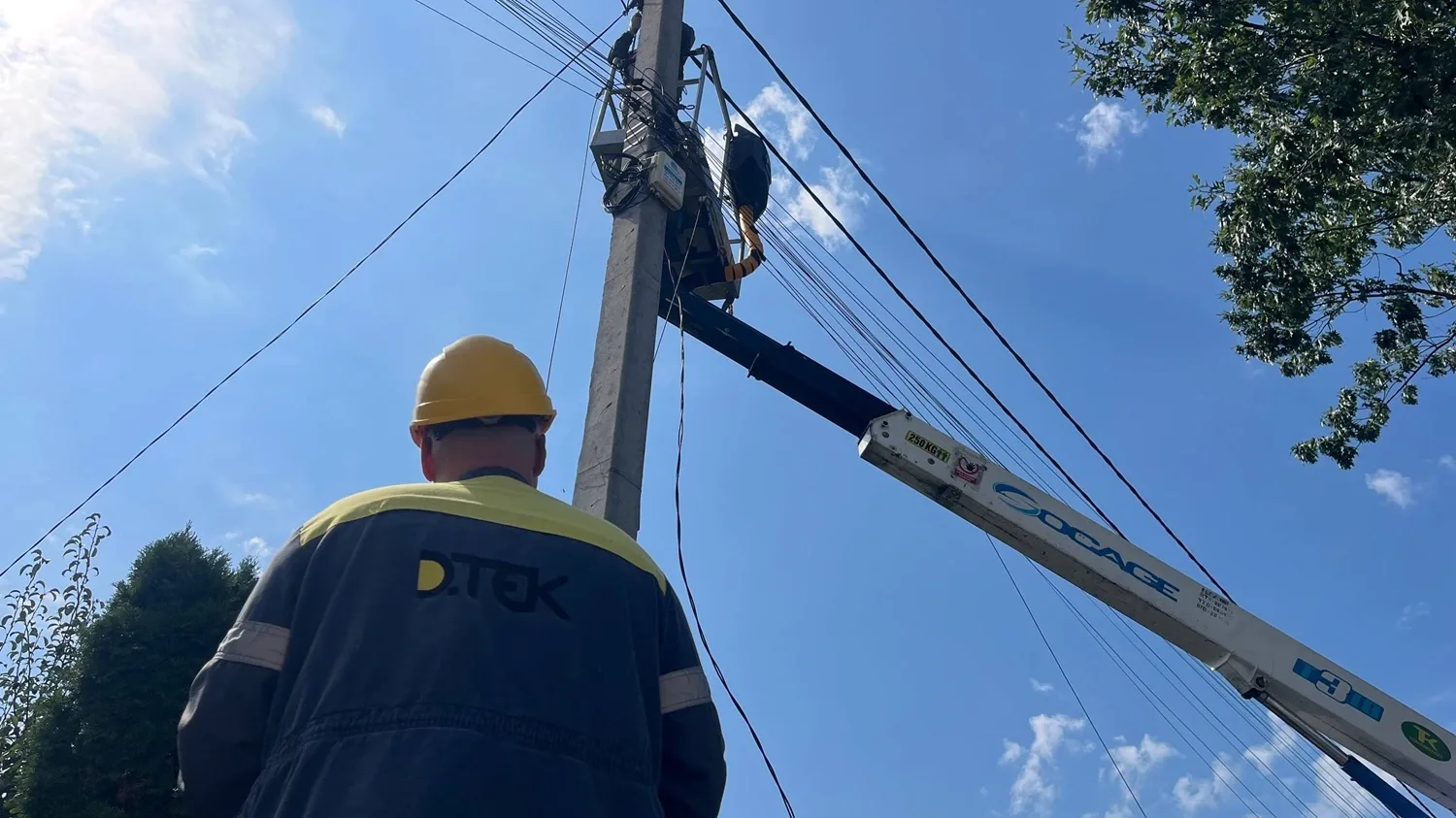 Бригада ДТЕК відновлює мережі після обстрілів. Фото: ДТЕК Київські регіональні електромережі