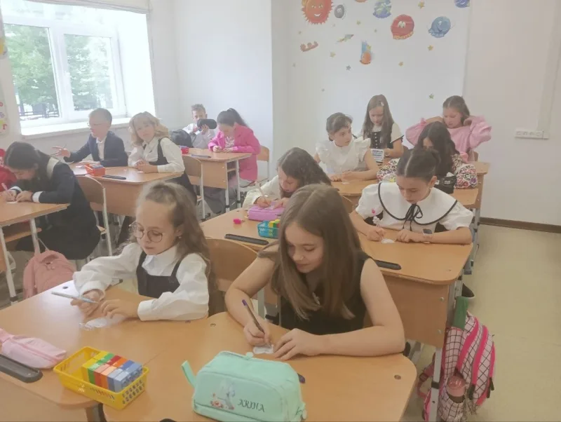 Primary pupils at Bucha Lyceum No. 9 during the first lesson of the school year