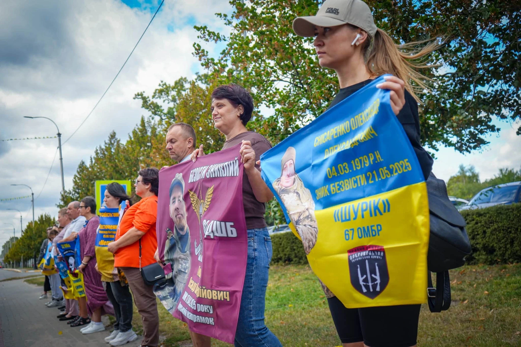 Учасники акції «Голоси тиші» з банерами зниклих безвісти
