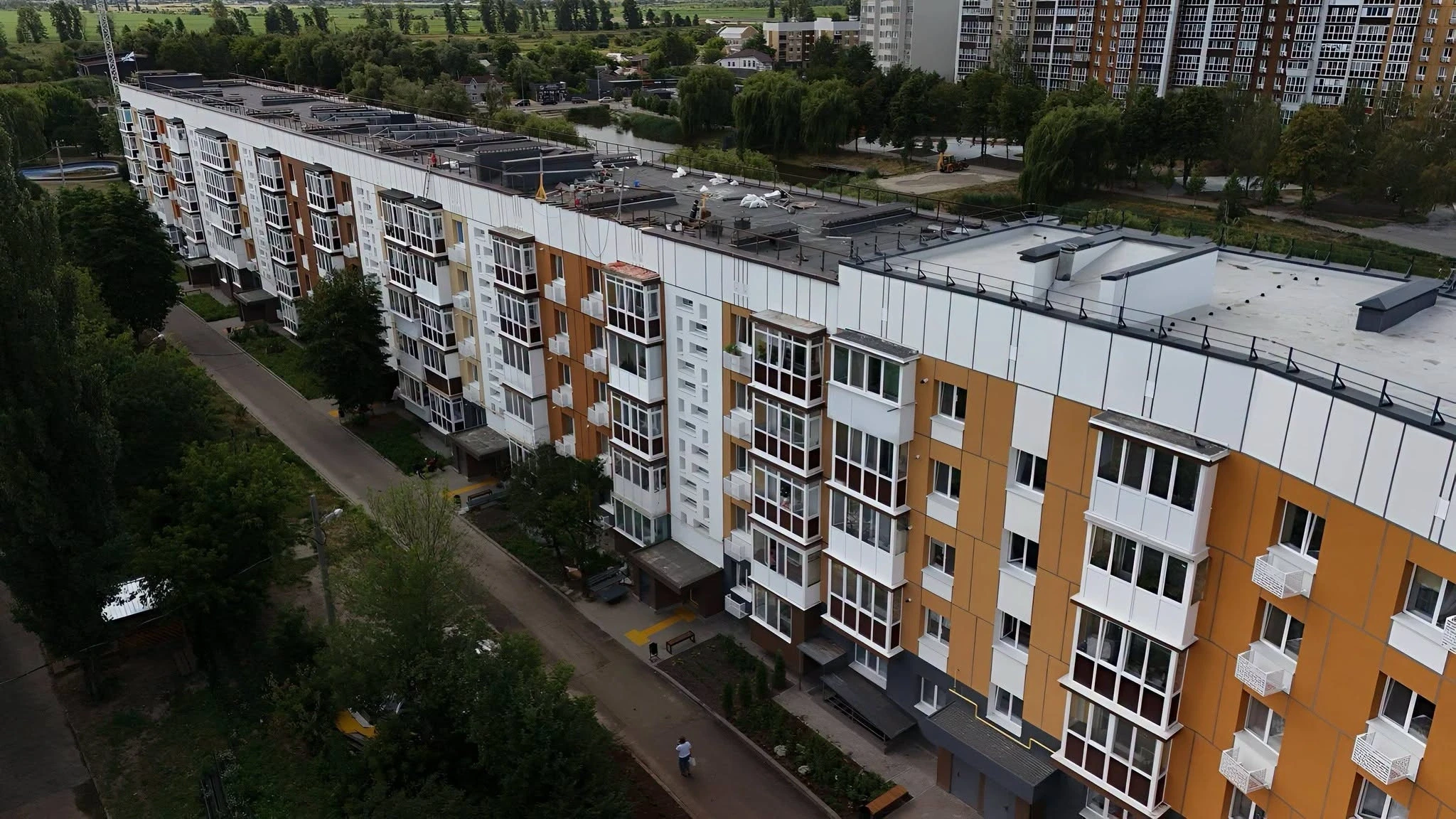 Відновлена пʼятиповерхівка на вулиці Парковій у Бородянці; на даху видно панелі сонячної електростанції