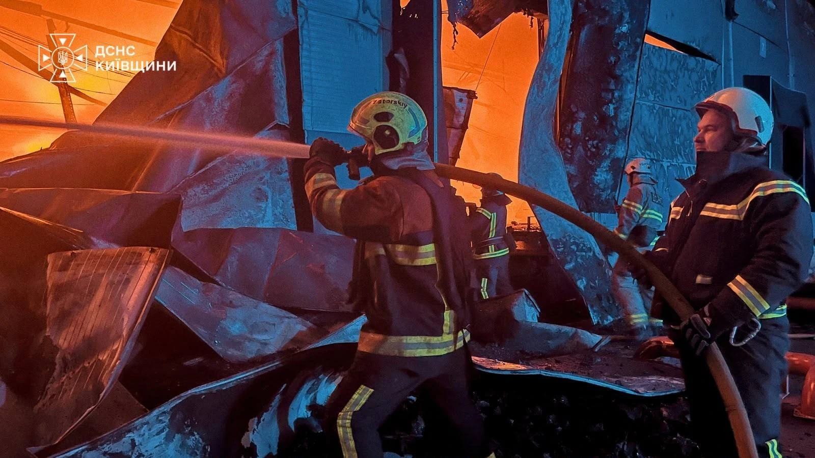 Рятувальники гасять склади в Бучанському районі в ніч на 11 вересня