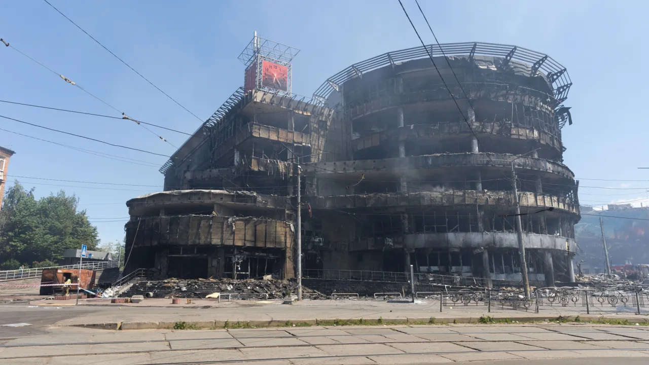 ТРЦ «Квадрат» на Лукʼянівці в Києві вранці після удару 24 травня 2026 року. За новими правилами під час дронової загрози торгові центри працюють