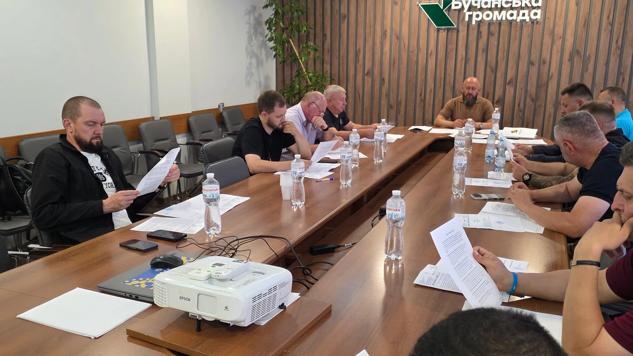 Засідання виконкому БРАФ у залі під логотипом Бучанської громади