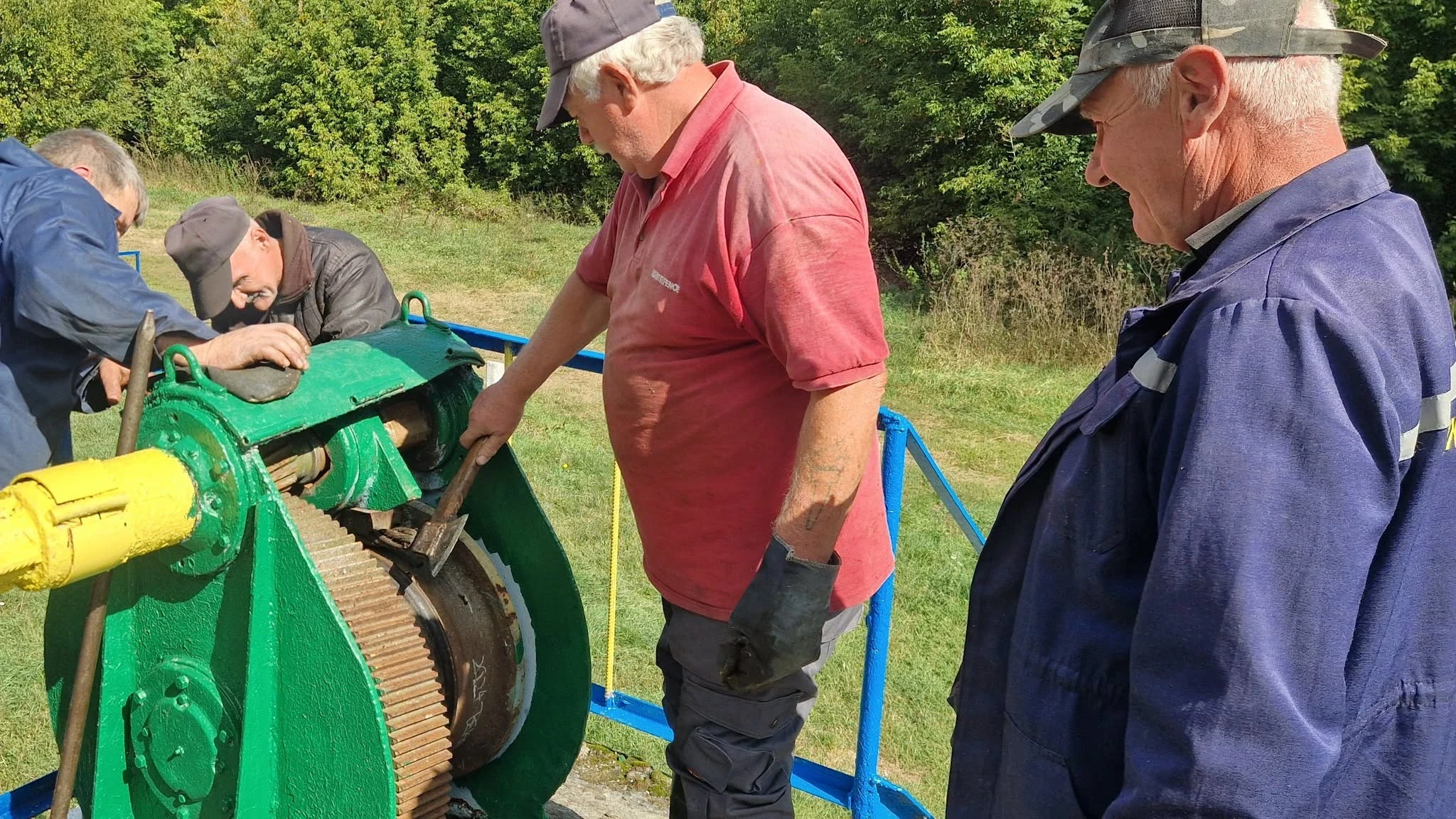 Працівники водогосподарської служби біля механізму шлюзу на Ірпені