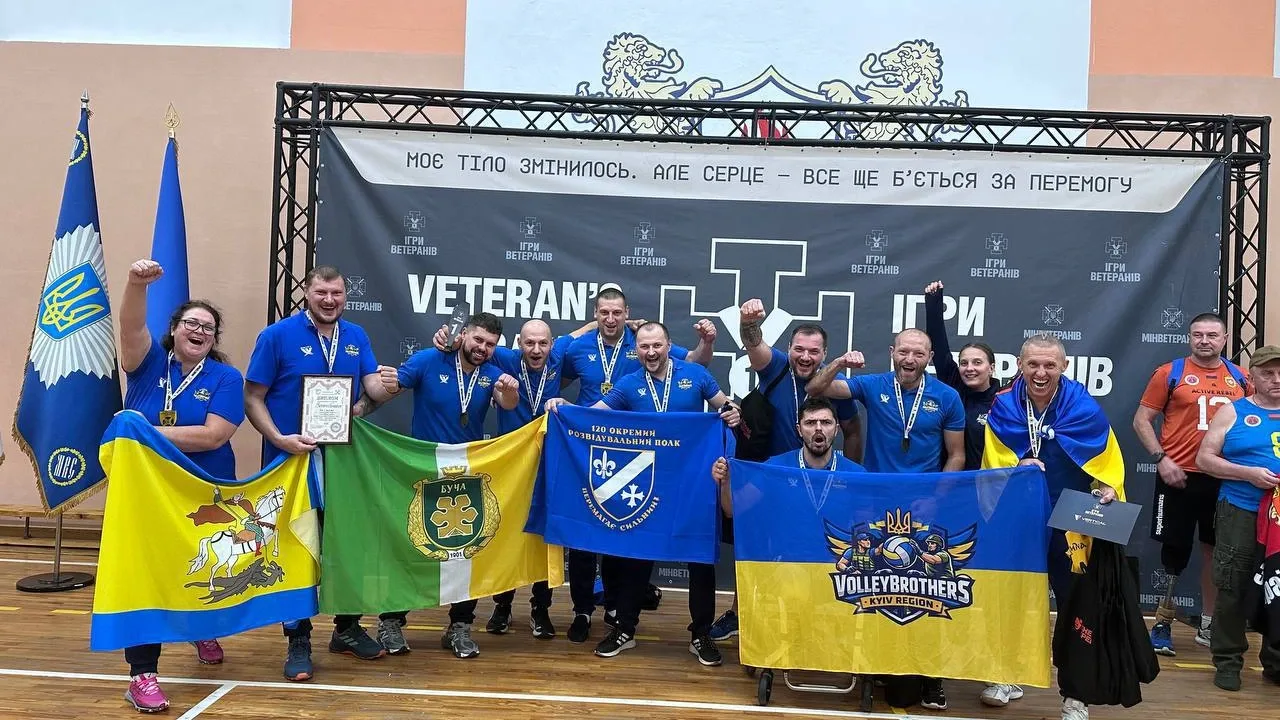 Збірна Київщини VolleyBrothers після нагородження у Львові біля прес-волу «Ігор ветеранів» із гаслом «Моє тіло змінилось. Але серце — все ще б'ється за перемогу». Серед гравців — бучанці Роман Сухостав і Сергій Гурдуза.