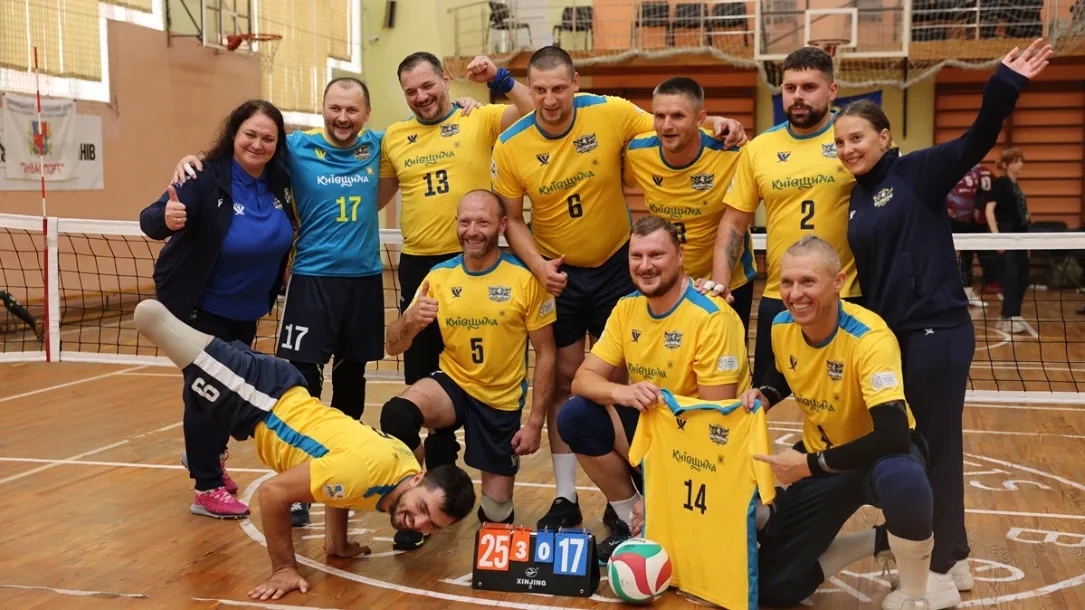 Команда VolleyBrothers у жовтих формах позує на майданчику біля табло з рахунком 3:0 у Львові