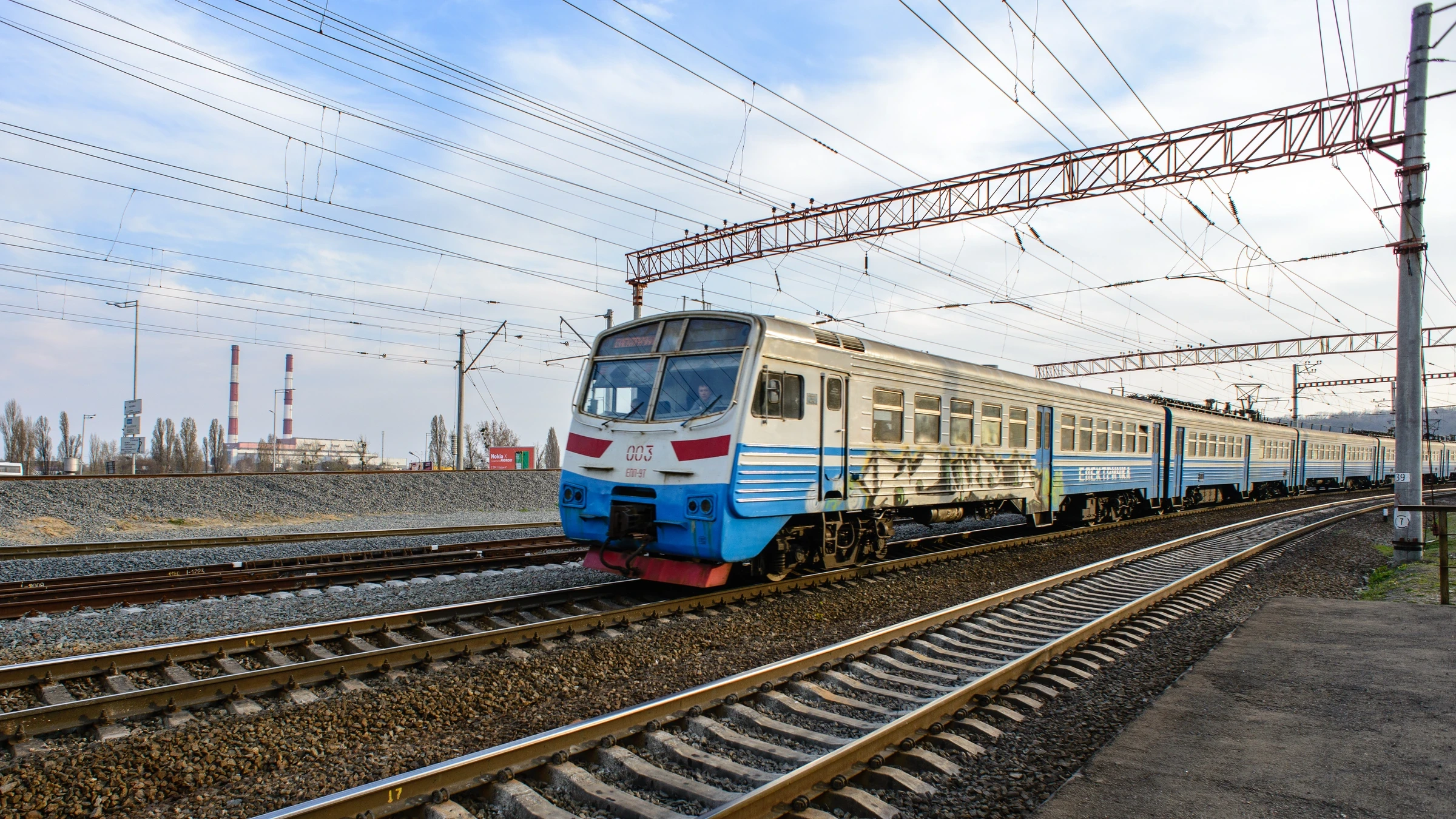 Government sorts the railway by siren colour. What changes at every station near Bucha