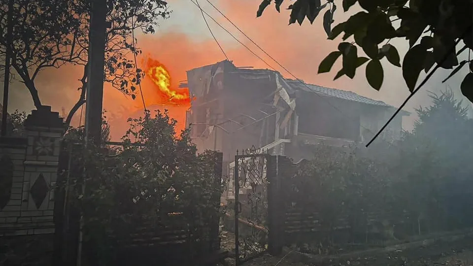 Пожежа після ворожої атаки на Київщині 21 вересня