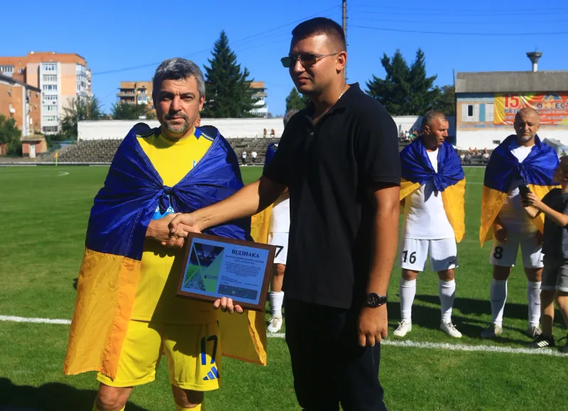The match organiser receives a shirt signed by the team