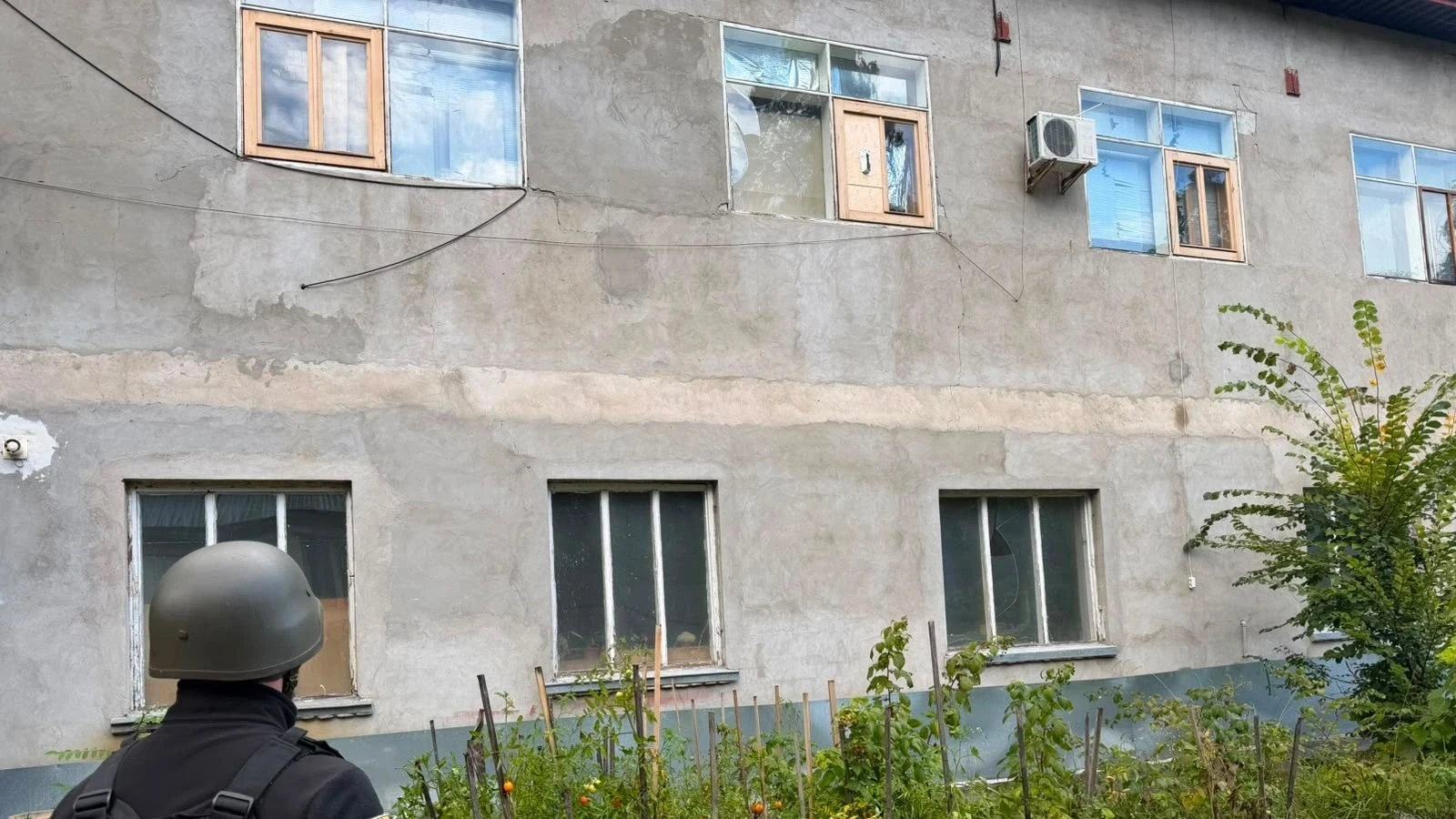 Поліцейський оглядає будинок, пошкоджений під час атаки на Київщину 23 вересня. Ілюстративне фото