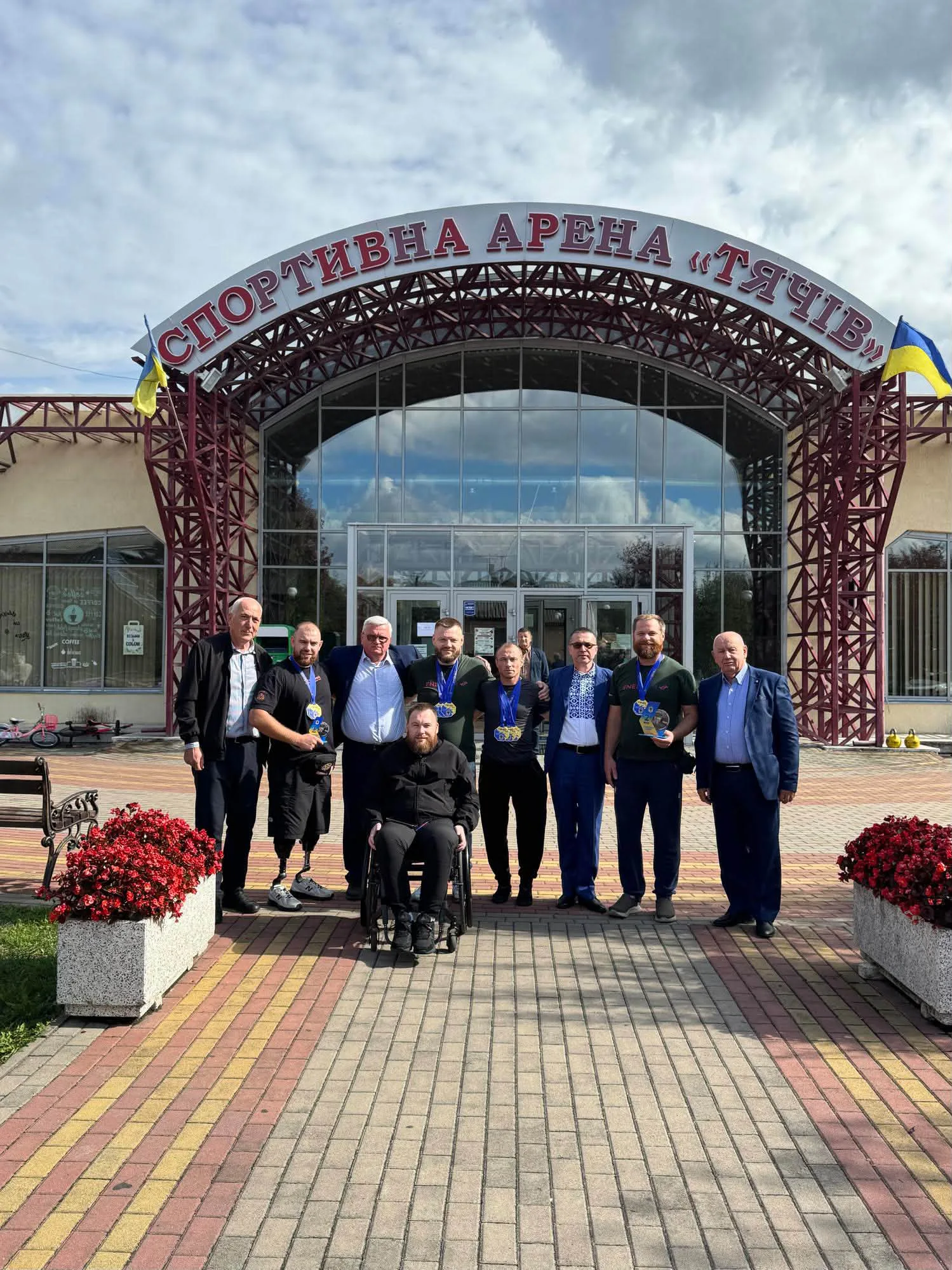 Біля «Спортивної арени “Тячів”»