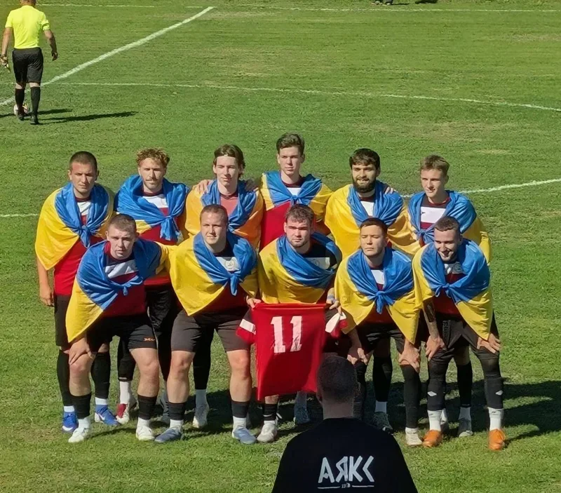Футболісти з прапорами України перед матчем «Бородянка» — «Аякс-Київ»