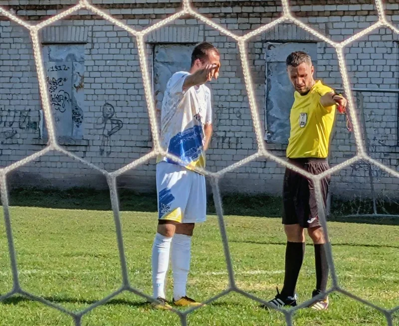 Суддя й гравець біля воріт