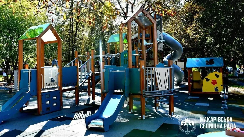 Play structures with slides in Molodizhnyi Park