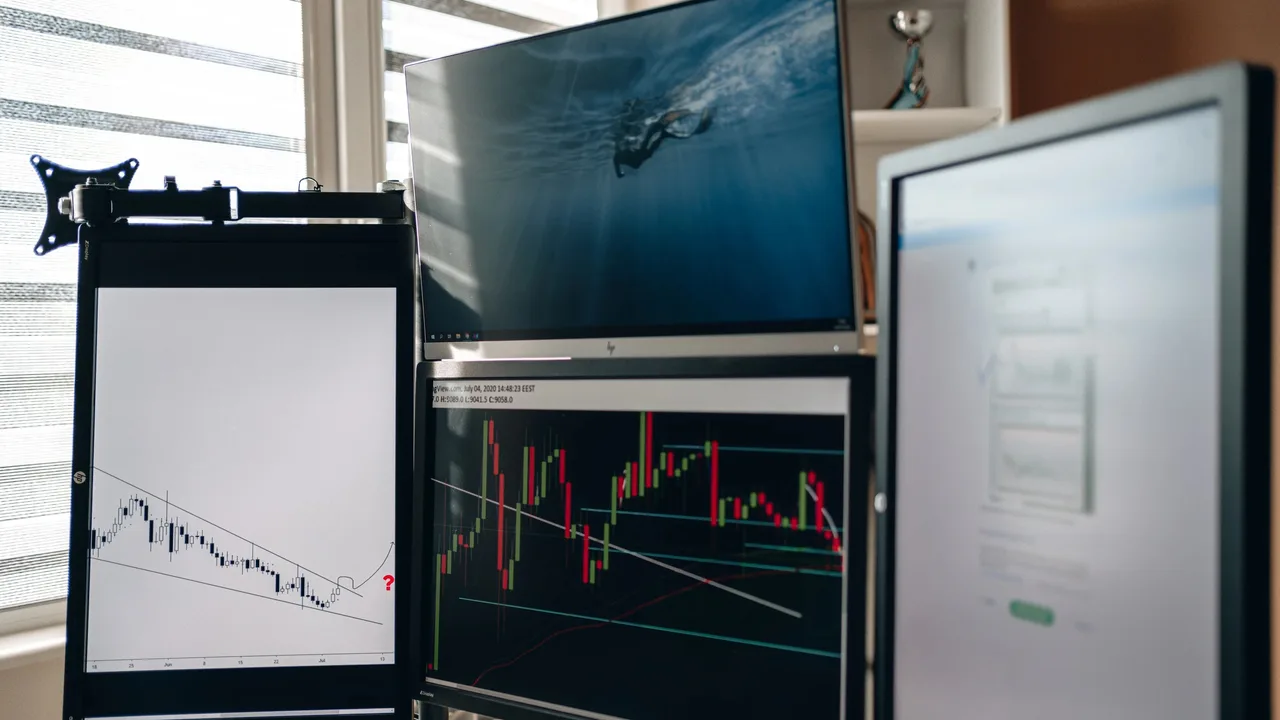 Charts on monitors. Illustrative photo