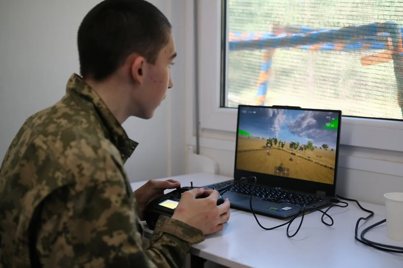 Учень тренується на симуляторі FPV-дрона під час навчально-тренувального курсу для старшокласників Київщини
