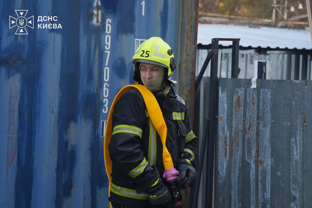 Рятувальник ДСНС Києва під час ліквідації наслідків нічної атаки 7 жовтня