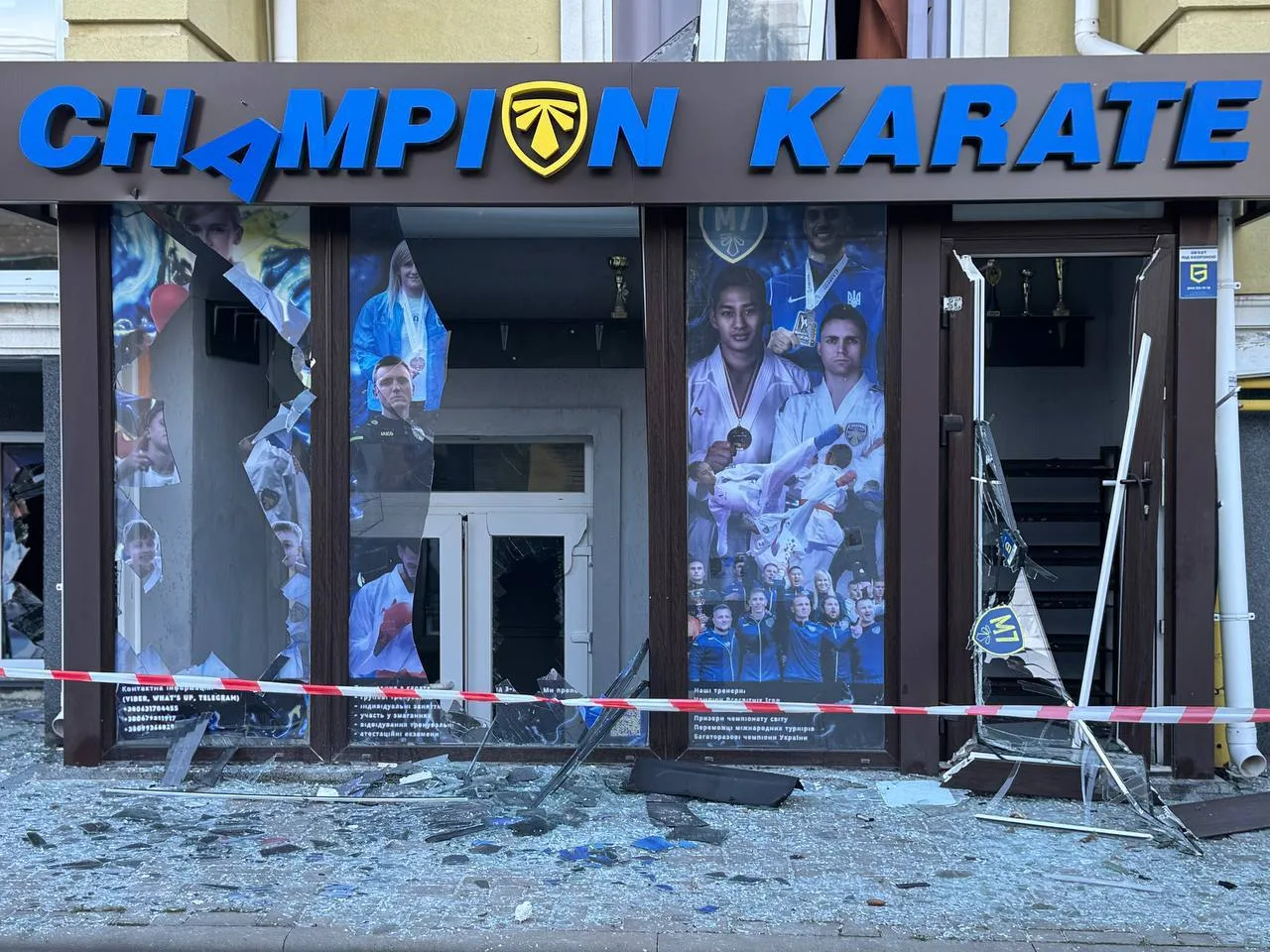 Пошкоджені вітрини на першому поверсі багатоповерхівки в Софіївській Борщагівці