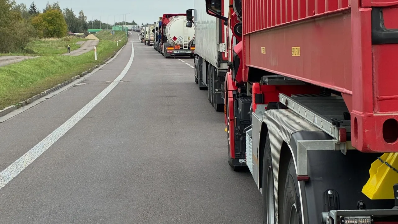 Вантажівки з контейнерами спорядження для українських рятувальників у дорозі