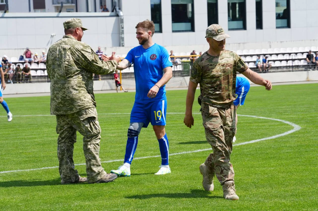 Soldiers and a player from the stars' team