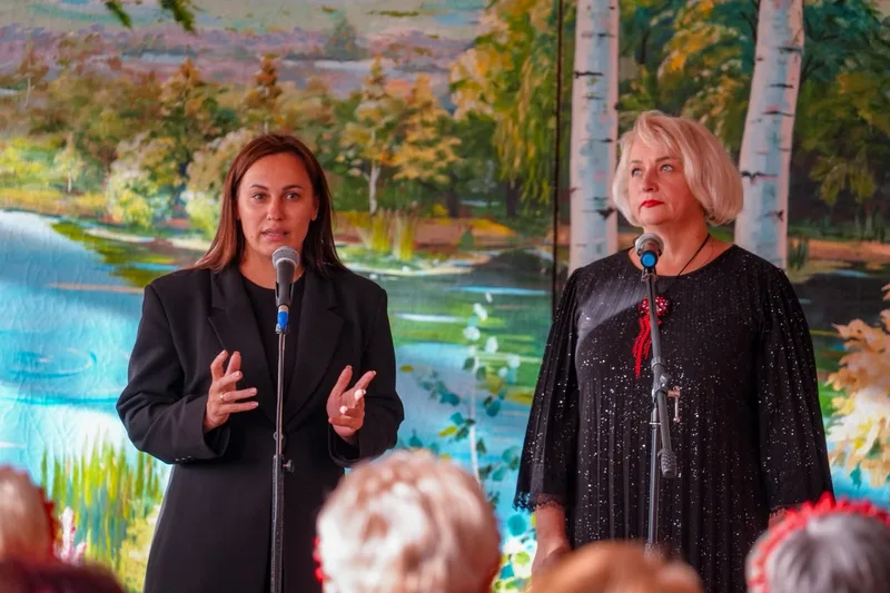 Greeting Zdvyzhivka residents from the stage