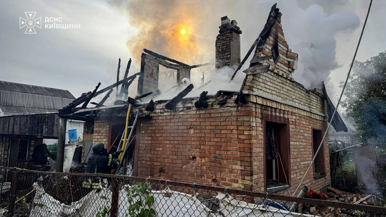 Пожежа в приватному будинку після російського удару по Київщині 15 жовтня