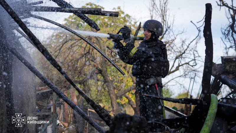 Відкрити фото на весь екран Рятувальники гасять пожежу