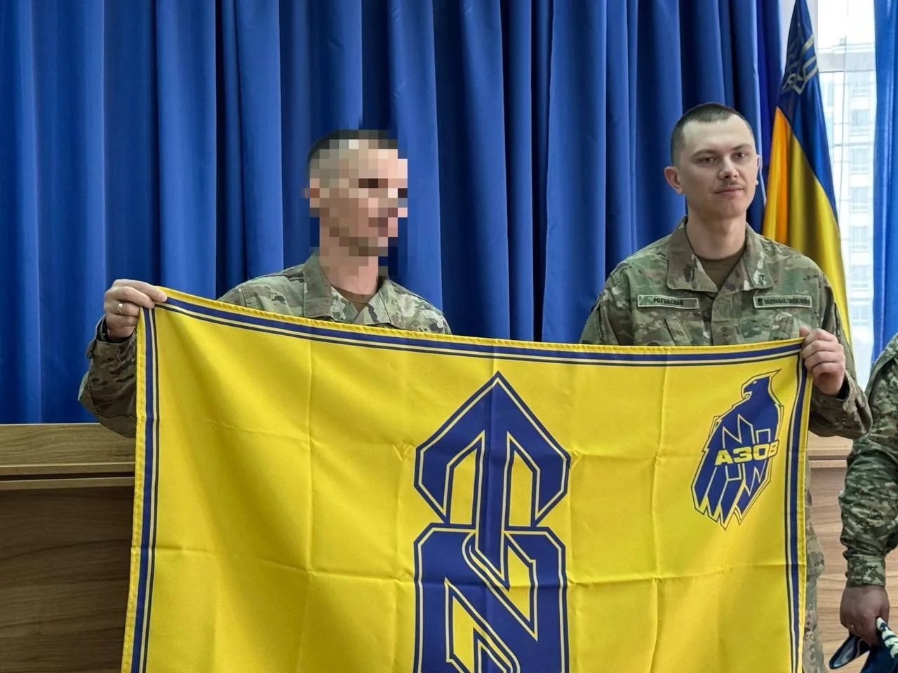 Військові 12-ї бригади «Азов» передали громаді прапор свого підрозділу