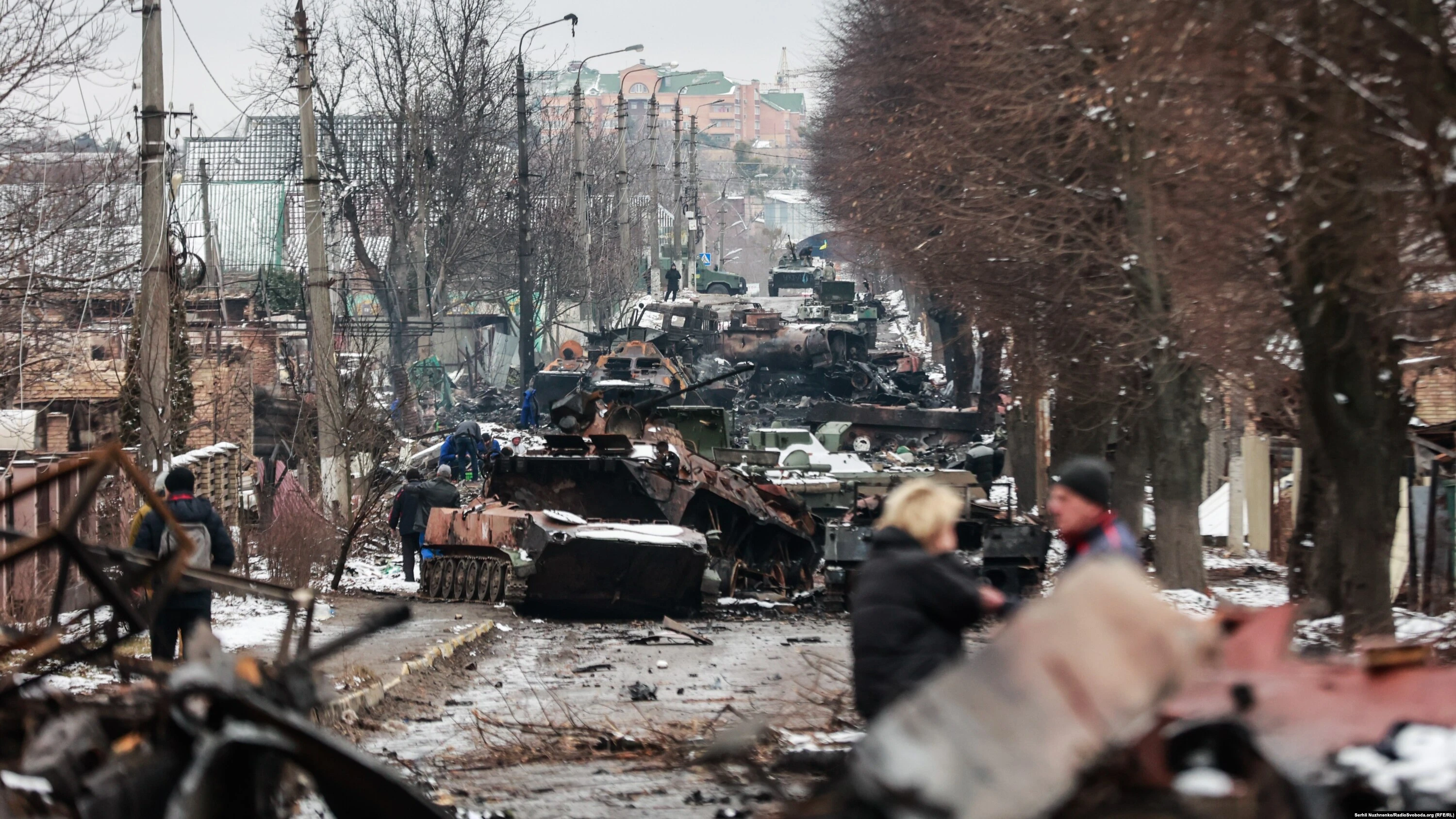 Вулиця Вокзальна в Бучі 1 березня 2022 року: розбита російська колона