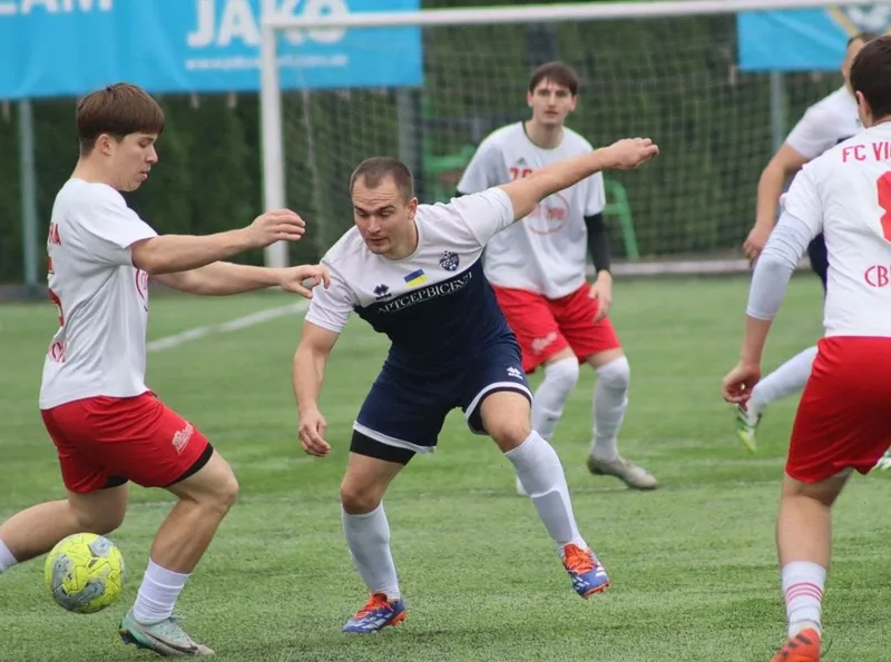 Боротьба за мʼяч у матчі «Софія» — «Вікторія»