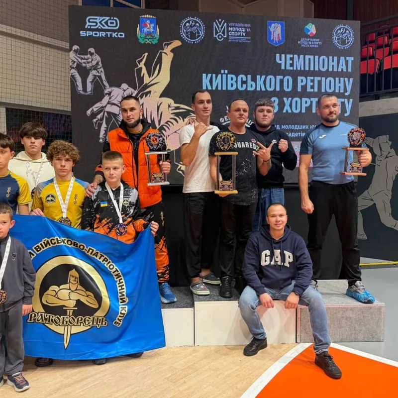 Спортсмени з нагородами на тлі банера чемпіонату