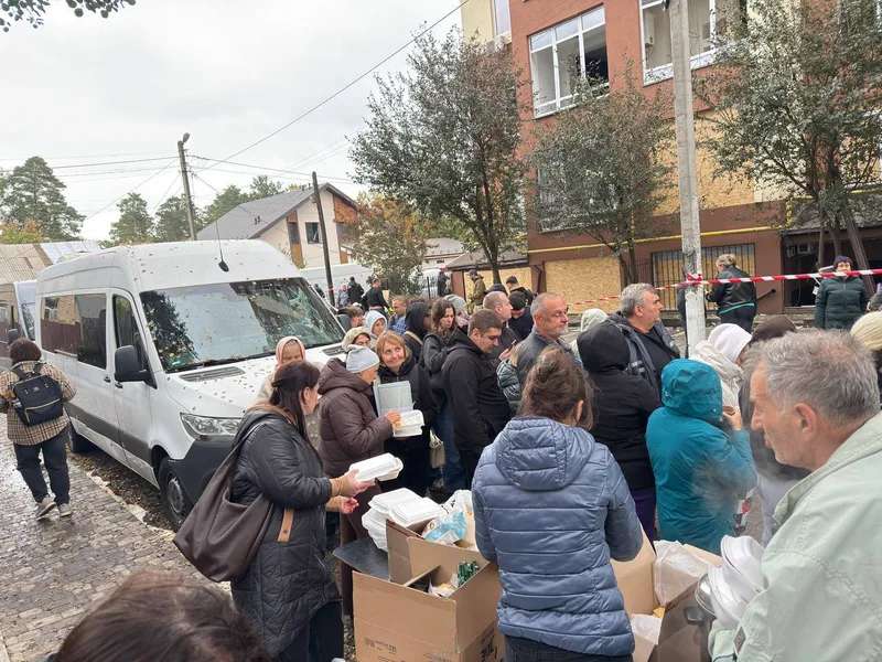 Відкрити фото на весь екран Роздача допомоги біля штабу