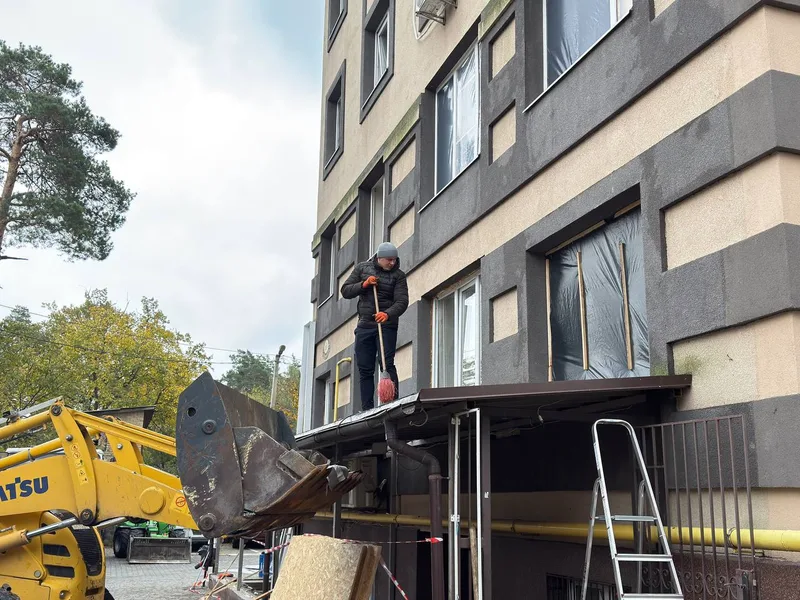 Відкрити фото на весь екран Закривають вибиті вікна в багатоповерхівці