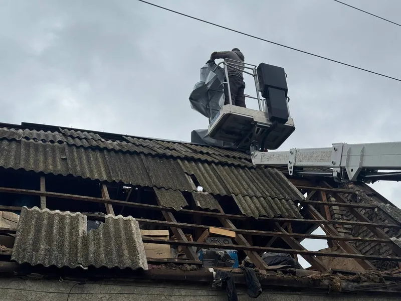 Відкрити фото на весь екран Робота на даху з автовишки
